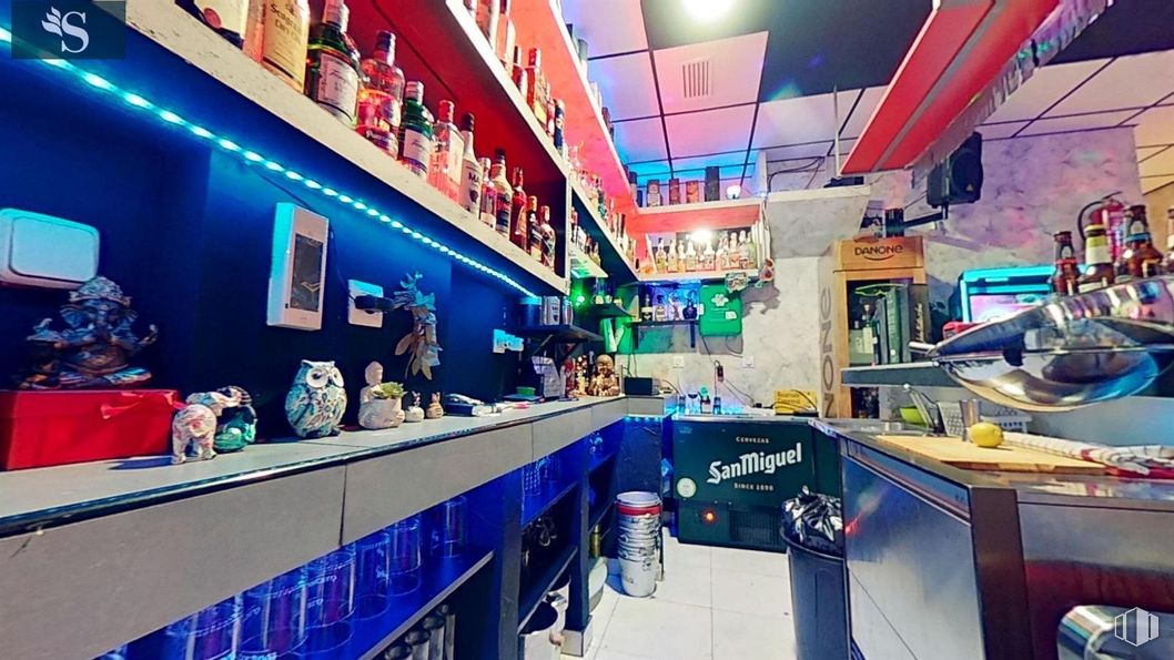 Retail for rent at Zona centro, Alcobendas, Madrid, 28100 with bar, restaurant, countertop, shelf, bottle, pub and drinking establishment around