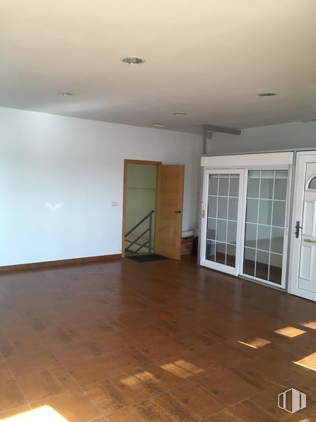 Nave en venta en Calle Talleres, 9, Alpedrete, Madrid, 28430 con accesorio, puerta, madera, pintura, suelo, piso, tinte para madera, madera, sombra y suelos laminados alrededor