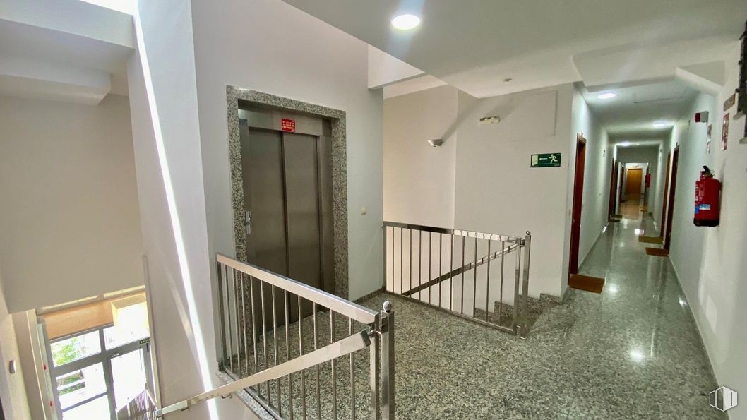 Oficina en venta en Calle Perú, Las Rozas de Madrid, Madrid, 28290 con puerta, ventana, propiedad, accesorio, madera, interiorismo, suelo, piso, pared y bienes raíces alrededor