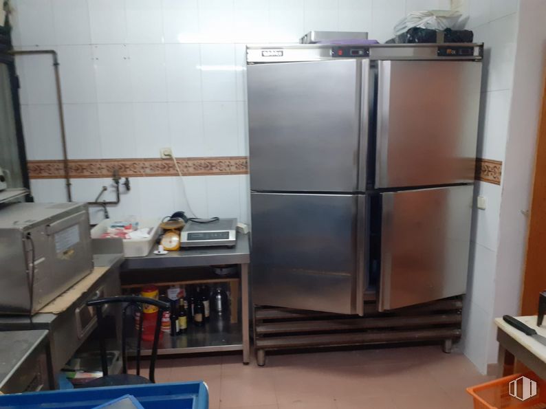 Local en venta en Zona Arguelles, Moncloa - Aravaca, Madrid, 28008 con refrigerador, ebanistería, aparato de cocina, accesorio, suelo, gas, suelos, electrodoméstico, ferretería doméstica y electrodoméstico alrededor