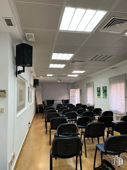 Oficina en alquiler en Barrio Almagro, Chamberí, Madrid, 28010 con silla, mueble, edificio, hall, suelos, techo, evento, ciudad, sala de conferencias y ventana alrededor