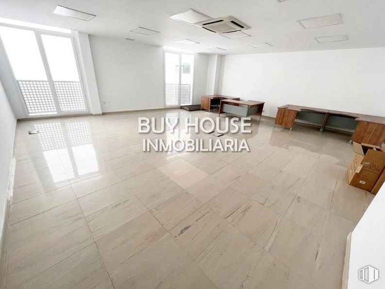 Oficina en alquiler en Zona centro, Illescas, Toledo, 45200 con escritorio, mesa, ventana, propiedad, accesorio, madera, interiorismo, suelos, suelo y pared alrededor