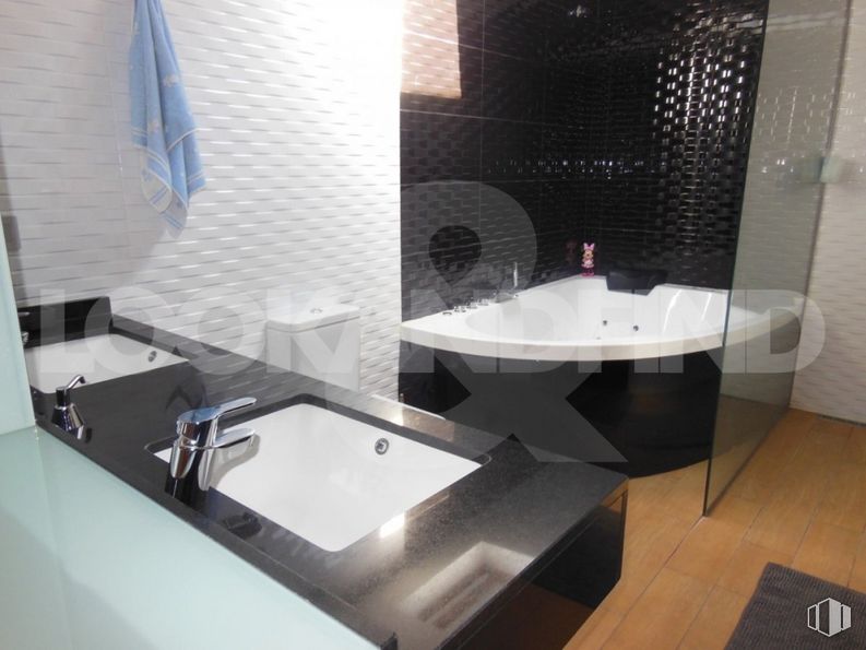 Industrial for rent at Santa María de Benquerencia, Toledo, 45006 with tap, sink, table, plumbing fixture, bathtub, bathroom sink, plant, bathroom, building and mirror around