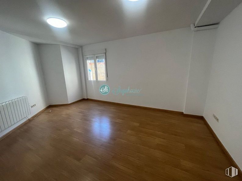 Office for rent at Avenida Acueducto, Segovia, 40001 with light fixture, window, fixture, wood, hall, floor, flooring, paint, building and wood stain around