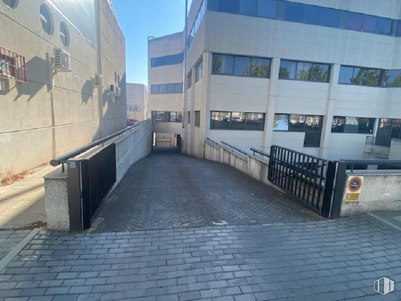 Local en venta en Calle Londres, 38, Las Rozas de Madrid, Madrid, 28230 con ventana, edificio, superficie de la carretera, asfalto, diseño urbano, cielo, casa, condominio, ciudad y fachada alrededor