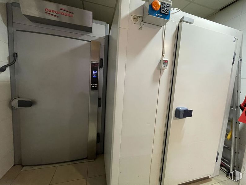 Local en alquiler en Zona Villa de Vallecas, Villa de Vallecas, Madrid, 28031 con refrigerador, accesorio, asa, edificio, puerta, gas, máquina, aluminio, material compuesto y metal alrededor