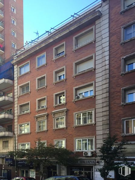 Oficina en alquiler en Calle Modesto Lafuente, 47, Chamberí, Madrid, 28003 con marrón, ventana, edificio, accesorio, enladrillado, ladrillo, madera, material de construcción, condominio y diseño urbano alrededor