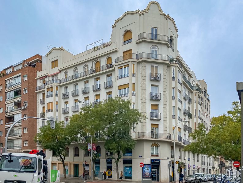 Local en alquiler en Calle Alcalde Sainz de Baranda, 16, Retiro, Madrid, 28009 con camión, edificio, cielo, propiedad, ventana, rueda, neumático, coche, nube y vehículo alrededor