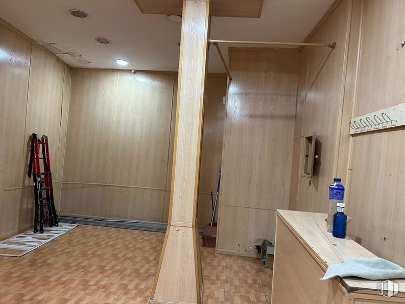 Retail for rent at Calle Dos Hermanas, 16, Centro, Madrid, 28012 with ladder, flooring, floor, wood, ceiling, interior design, wood flooring, hardwood, wood stain and room around