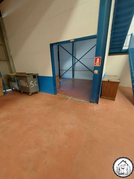 Industrial for sale at Camino Ciempozuelos, Seseña, Toledo, 45224 with mirror, furniture, property, wood, floor, flooring, door, fixture, gas and building around