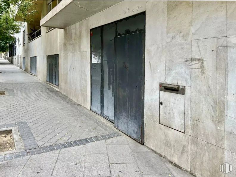 Local en alquiler en Calle General Arrando, 27, Chamberí, Madrid, 28010 con ventana, puerta, edificio, arquitectura, superficie de la carretera, accesorio, árbol, madera, material compuesto y fachada alrededor