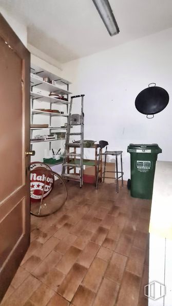 Local en alquiler en Urbanización La Cerca, Collado Villalba, Madrid, 28400 con contenedor de basura, suelos, suelo, estantería, madera dura, suelo de baldosas, tinte para madera, estante, contrachapado y lámpara alrededor