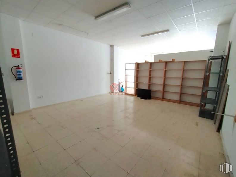 Local en alquiler en Zona Reyes Católicos, Cuenca, 16003 con lámpara, estantería, suelos, estantería, suelo, interiorismo, estante, techo, suelo de baldosas y contrachapado alrededor