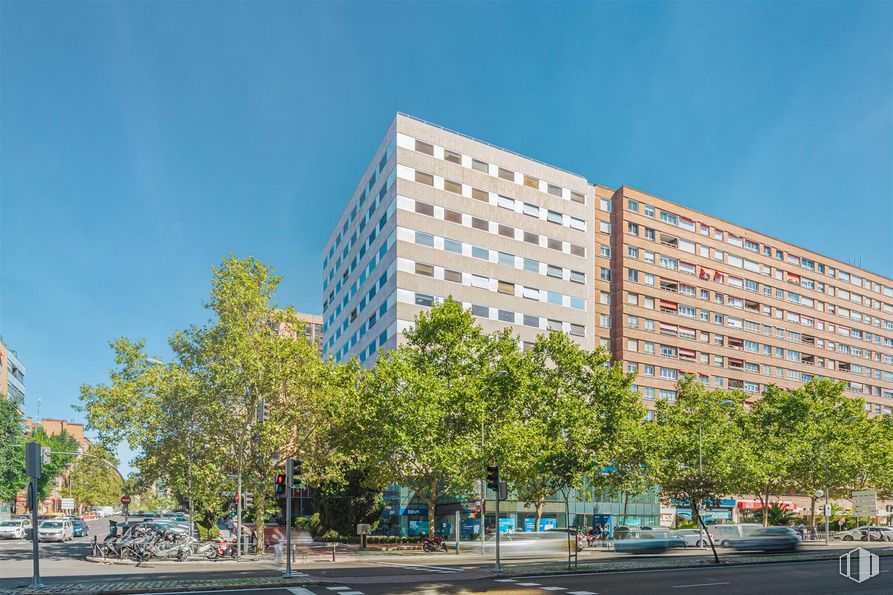 Oficina en alquiler en Calle Orense, 58, Tetuán, Madrid, 28020 con edificio, cielo, árbol, casa, bloque de pisos, diseño urbano, barrio, condominio, zona residencial y ventana alrededor