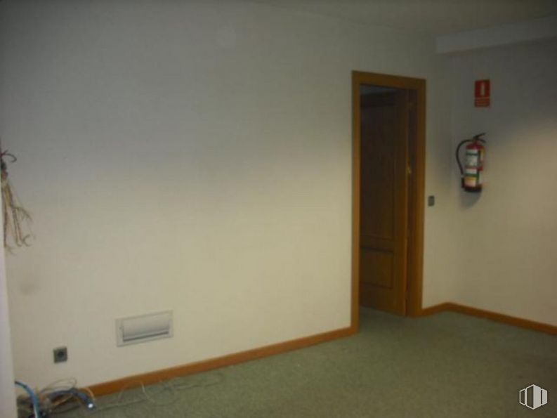 Office for rent at Avenida Guadalajara, 16, Alcalá de Henares, Madrid, 28805 with door, fixture, wood, paint, hardwood, flooring, home door, wood stain, plywood and composite material around