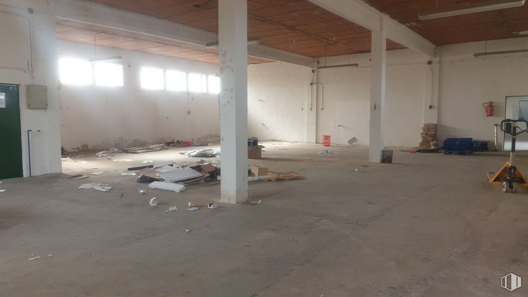 Nave en alquiler y venta en Zona Valdeolmos, Valdeolmos-Alalpardo, Madrid, 28130 con piso, pavimentos, pasillo, accesorio, material compuesto, material de construcción, techo, madera, hormigón y evento alrededor