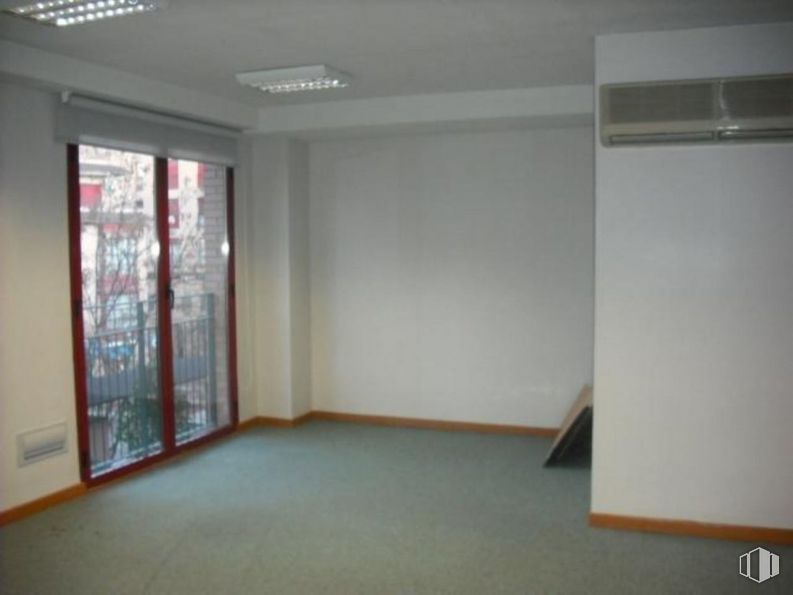 Office for rent at Avenida Guadalajara, 16, Alcalá de Henares, Madrid, 28805 with window, wood, fixture, hall, flooring, floor, glass, automotive exterior, ceiling and paint around