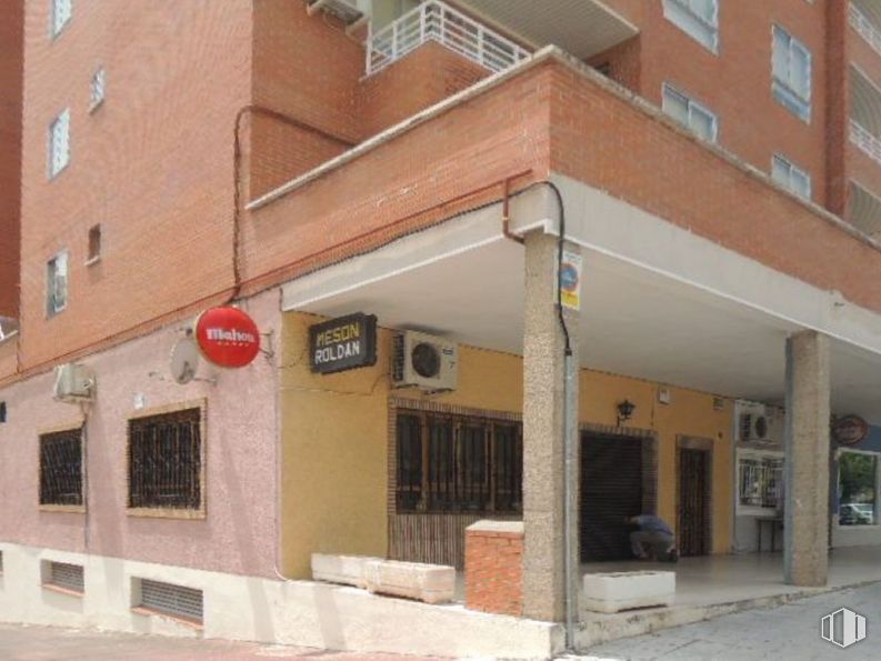 Retail for sale at Calle Felipe Solano Antelo, 16, Guadalajara, 19002 with window, building, neighbourhood, urban design, brick, facade, real estate, commercial building, city and condominium around