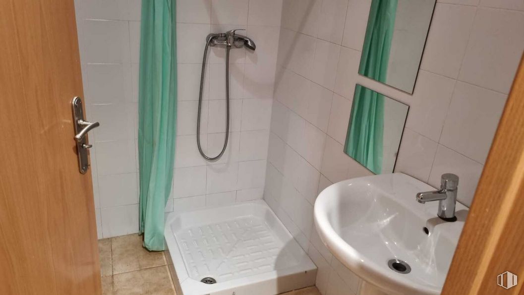 Retail for sale & for rent at Avenida Real, Vicálvaro, Madrid, 28032 with sink, tap, plumbing fixture, property, shower head, bathroom, product, shower, bathtub and plant around