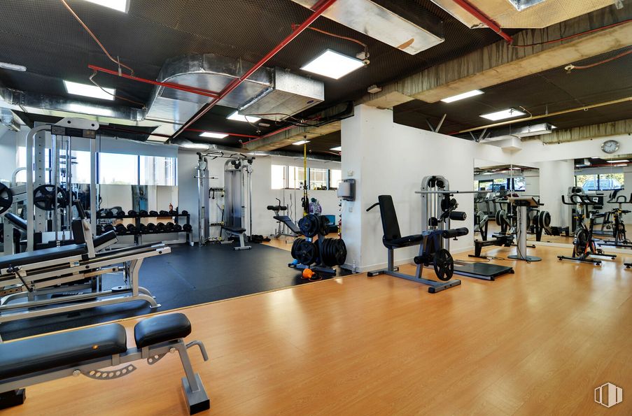 Office for rent at Edificio L, Calle Caléndula, 93, Alcobendas, Madrid, 28100 with exercise machine, crossfit, exercise equipment, gym, weight training, building, standing, flooring, floor and exercise around