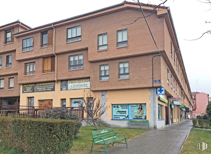 Office for rent at Avenida Vía Roma, 18, Segovia, 40003 with building, window, daytime, plant, property, brick, sky, fixture, neighbourhood and urban design around