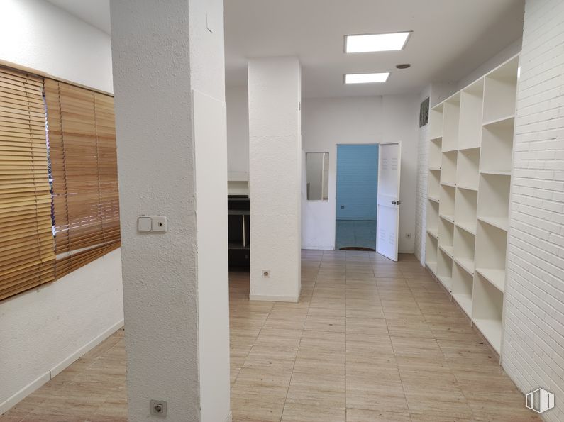 Retail for rent at Plaza Valle del Nalón, 9, Rivas-Vaciamadrid, Madrid, 28529 with window blind, fixture, building, wood, floor, flooring, wall, material property, door and hall around