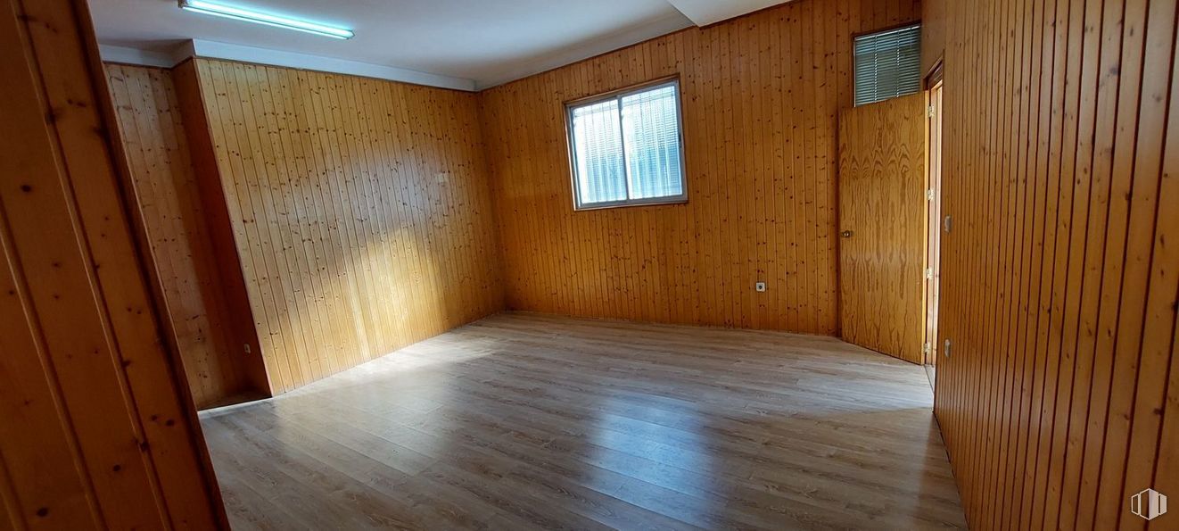 Retail for rent at Centro urbano, Manzanares el Real, Madrid, 28410 with window, building, daytime, fixture, shade, wood, interior design, flooring, floor and house around