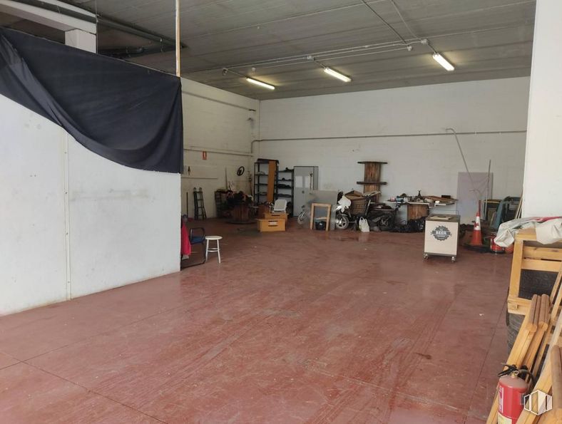 Industrial for sale & for rent at Calle Navas de Buitrago, Villaverde, Madrid, 28021 with wood, hall, flooring, building, floor, house, hardwood, building material, event and plywood around