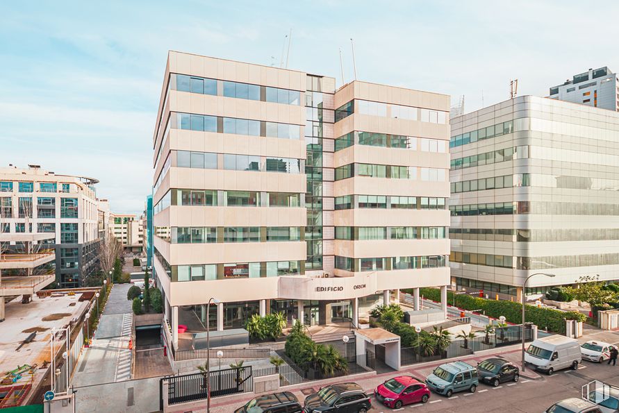 Oficina en alquiler en Edificio Orión, Avenida Manoteras, 26, Hortaleza, Madrid, 28050 con edificio, cielo, ventana, nube, vehículo, coche, bloque de torres, rueda, diseño urbano y condominio alrededor