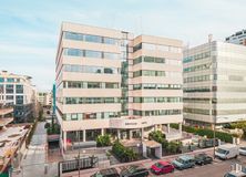 Office for rent at Edificio Orión, Avenida Manoteras, 26, Hortaleza, Madrid, 28050 with building, sky, window, cloud, vehicle, car, tower block, wheel, urban design and condominium around