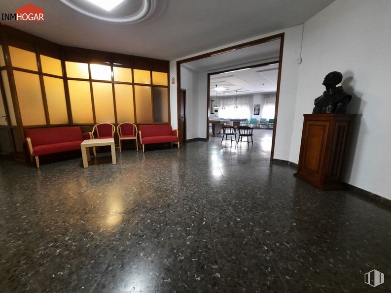 Retail for rent at Zona Murallas, Ávila, 05001 with couch, chair, cabinetry, furniture, property, hall, interior design, floor, flooring and table around