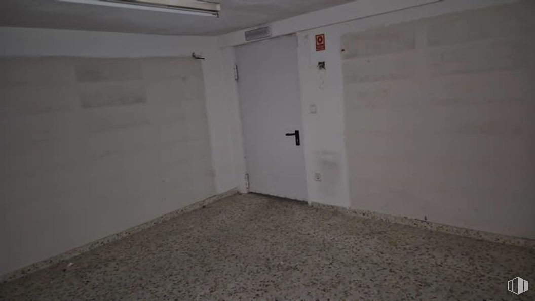 Local en venta en Avenida Libertad, Leganés, Madrid, 28917 con puerta, suelos, suelo, gris, hormigón, suelo de baldosas, material de construcción, azulejo, escayola y sótano alrededor