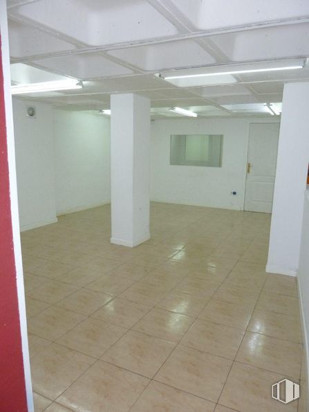 Retail for rent at Calle San Agustín, Las Rozas de Madrid, Madrid, 28230 with window, door, fixture, tile flooring, interior design, architecture, flooring, floor, hall and wood around