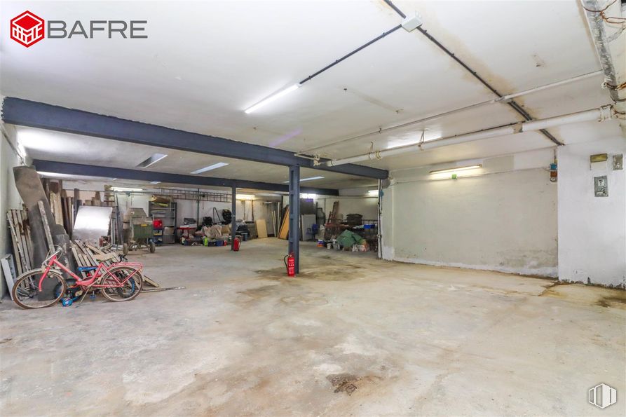 Industrial for sale at Calle Antonio Velasco Zazo, Usera, Madrid, 28026 with bicycle, wheel, tire, bicycle wheel, flooring, floor, gas, vehicle, ceiling and hall around