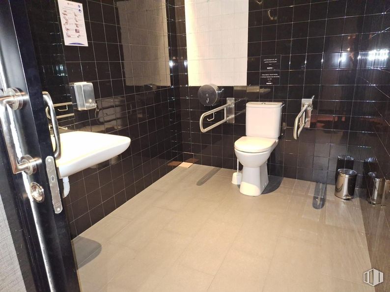 Retail for rent at Calle Embajadores, 117, Arganzuela, Madrid, 28045 with toilet, bathroom, plumbing fixture, flooring, floor, toilet seat, plumbing, interior design, tile and tap around