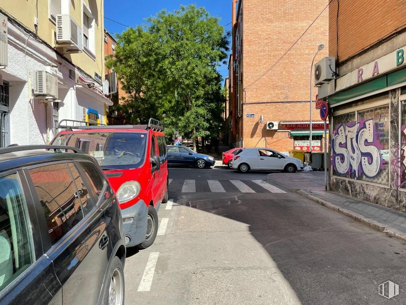 Industrial for rent at Calle Sierra de Los Filabres, Puente de Vallecas, Madrid, 28038 with car, wheel, tire, vehicle, plant, motor vehicle, sky, building, automotive lighting and window around