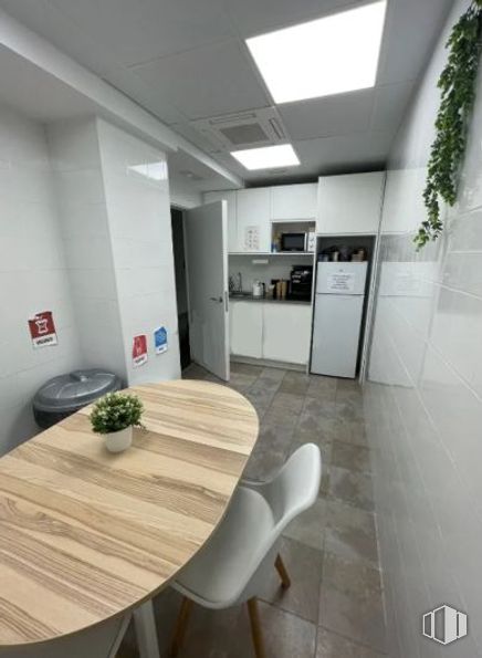 Retail for sale at Zona Goya, Salamanca, Madrid, 28009 with chair, refrigerator, kitchen & dining room table, flooring, interior design, floor, wood, ceiling, furniture and room around