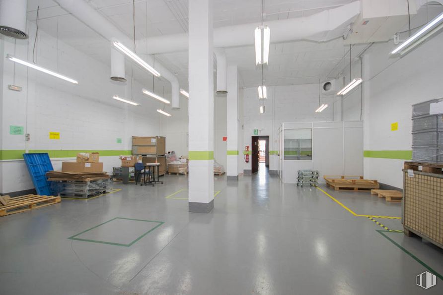 Industrial for sale at Calle Albasanz, 14 B, San Blas - Canillejas, Madrid, 28037 with table, lighting, fixture, flooring, floor, interior design, building, ceiling, hall and space around