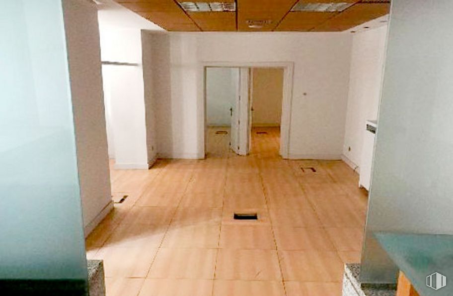 Retail for sale at Calle Alcalá Galiano, 3, Chamberí, Madrid, 28010 with fixture, wood, hall, floor, flooring, building, real estate, hardwood, composite material and wood stain around