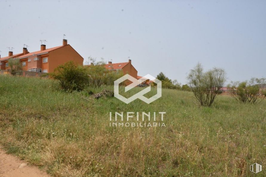 Land for sale at Casco urbano, Torrejón del Rey, Guadalajara, 19174 with house, sky, plant, building, natural landscape, land lot, tree, grass, window and real estate around