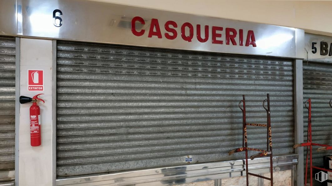 Local en venta en Paseo Val, 16, Alcalá de Henares, Madrid, 28804 con extintor de incendios, accesorio, rojo, fuente, gas, fachada, material compuesto, edificio, metal y señalización alrededor