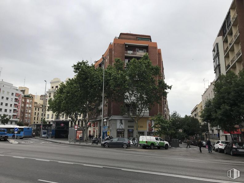 Oficina en alquiler en Glorieta Embajadores, Arganzuela, Madrid, 28012 con edificio, autobús, coche, cielo, nube, rueda, vehículo, planta, infraestructura y superficie de la carretera alrededor