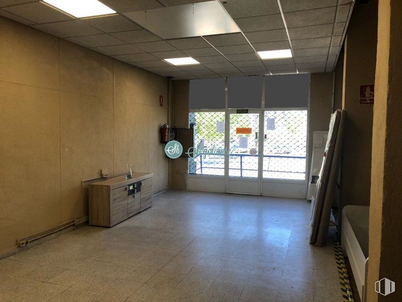 Retail for rent at Avenida Vía Roma, Segovia, 40003 with cabinetry, building, window, tire, fixture, wheel, interior design, wood, floor and house around