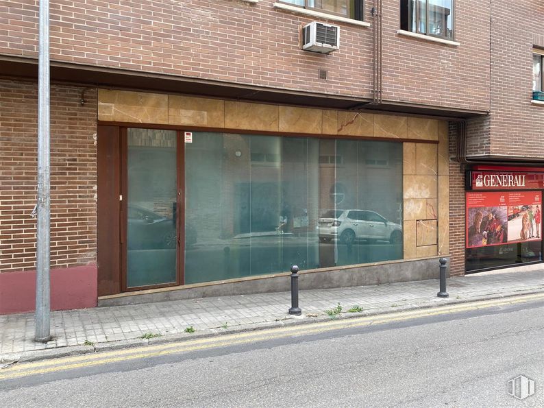 Retail for rent at Ronda Plazuela, Las Rozas de Madrid, Madrid, 28230 with window, car, fixture, road surface, automotive exterior, building, brickwork, asphalt, brick and facade around