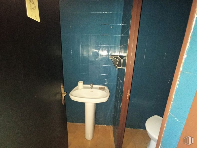 Local en alquiler en Calle Mercurio, Vicálvaro, Madrid, 28032 con fregadero, grifo, accesorio de plomería, lavabo de baño, baño, púrpura, fluido, accesorio, madera y pared alrededor