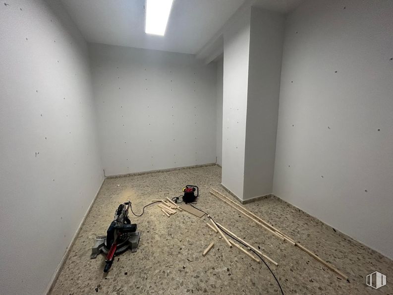 Retail for rent at Avenida Emperatriz Isabel, Carabanchel, Madrid, 28019 with light fixture, lighting, wood, grey, flooring, floor, wall, door, hardwood and tints and shades around