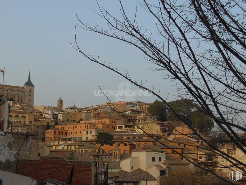 Land for sale at Casco Histórico, Toledo, 45002 with building, sky, window, house, twig, city, tree, facade, roof and winter around