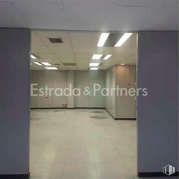 Nave en venta en Zona industrial, Alcobendas, Madrid, 28108 con edificio, accesorio, pavimentos, techo, vidrio, material compuesto, espacio, edificio comercial, fuente y hormigón alrededor