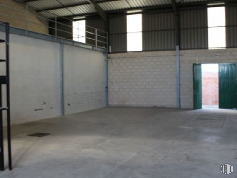 Industrial for sale & for rent at Calle Príncipe de Asturias, Villarejo de Salvanés, Madrid, 28590 with building, window, wood, house, floor, flooring, fixture, hall, parking and composite material around