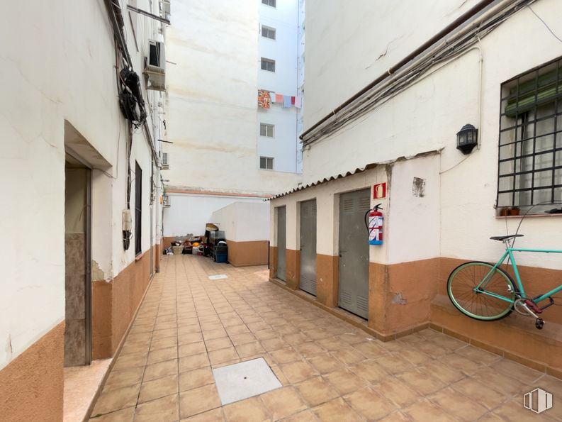 Local en venta en Avenida Ciudad de Barcelona, 178, Retiro, Madrid, 28007 con rueda de bicicleta, bicicleta, ventana, rueda, edificio, diseño urbano, neumático, superficie de carretera, suelo y barrio alrededor